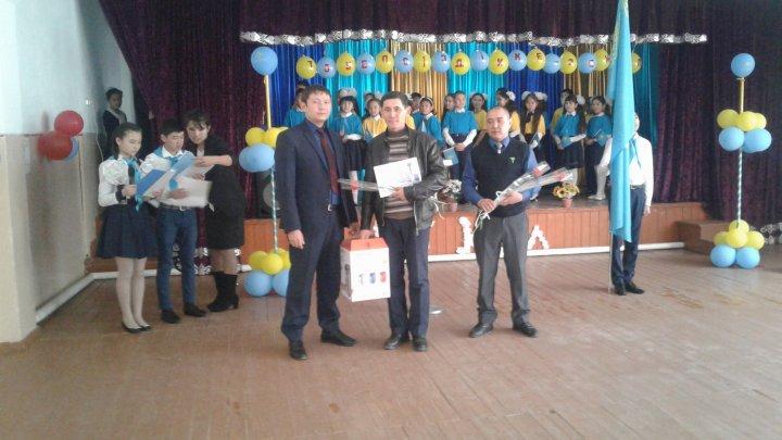  Ауыл әкімі Дархан Темірұлының желтоқсан қаһарманы Асқар Жақсылықұлын марапаттау кезі